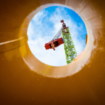 Kranløft sett igjennom subsea bunnramme Kranløft sett igjennom subsea bunnramme